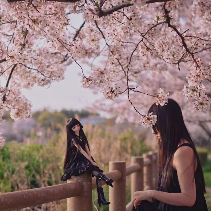 Cô gái Nhật Bản tạo dáng đôi với búp bê trong bộ ảnh vừa đẹp vừa kỳ quặc đến rùng mình